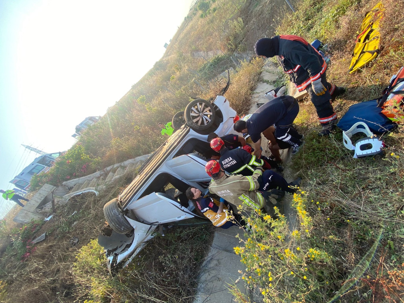 Bursa'da gurbetçi aile otomobil ile şarampole düştü: 5 yaralı