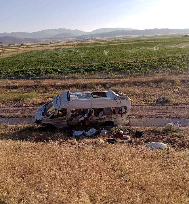 Aksaray'da fındık işçilerini taşıyan minibüs devrildi: 24 yaralı