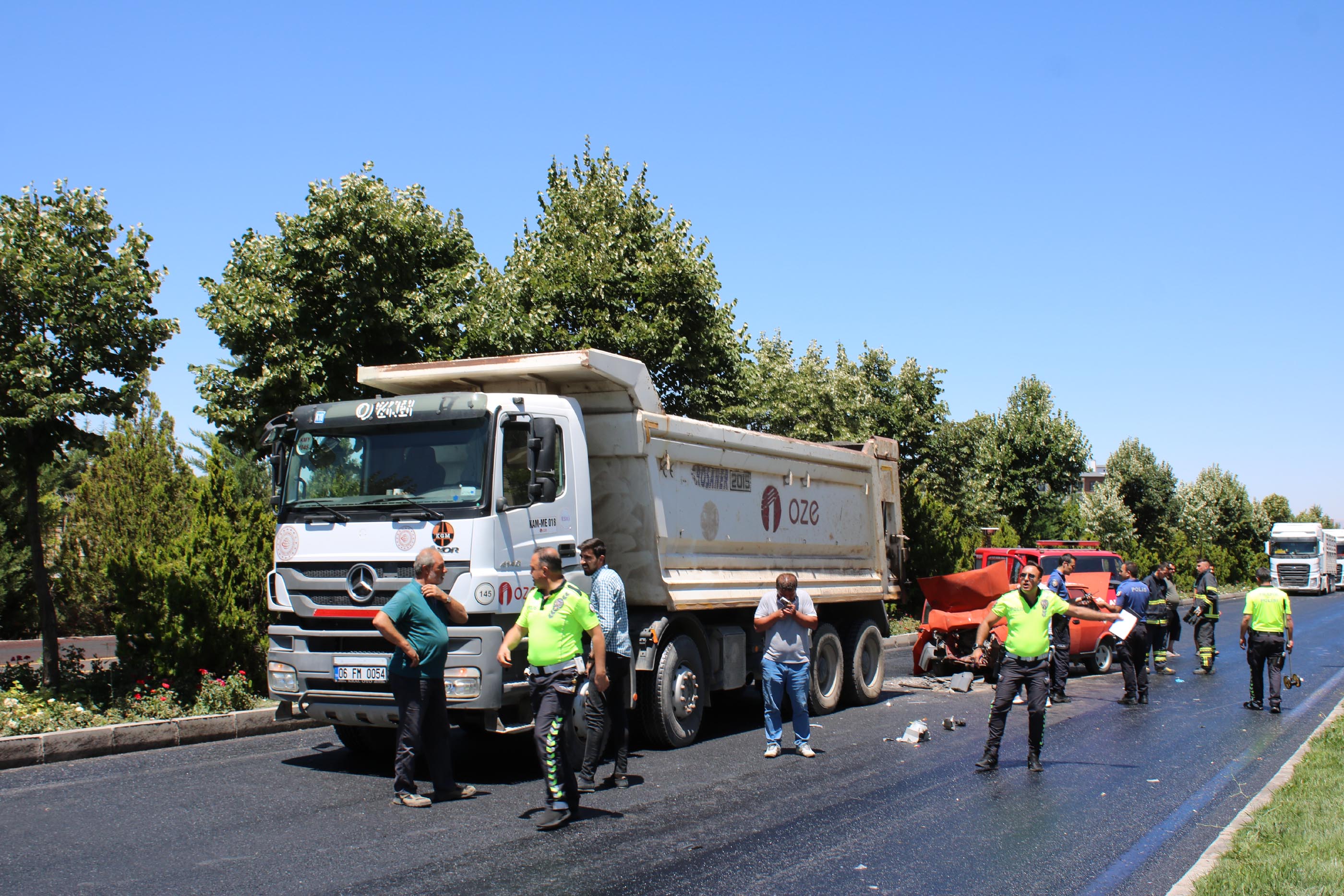 Otomobil asfalt yüklü kamyona çarptı: İki ölü, iki yaralı