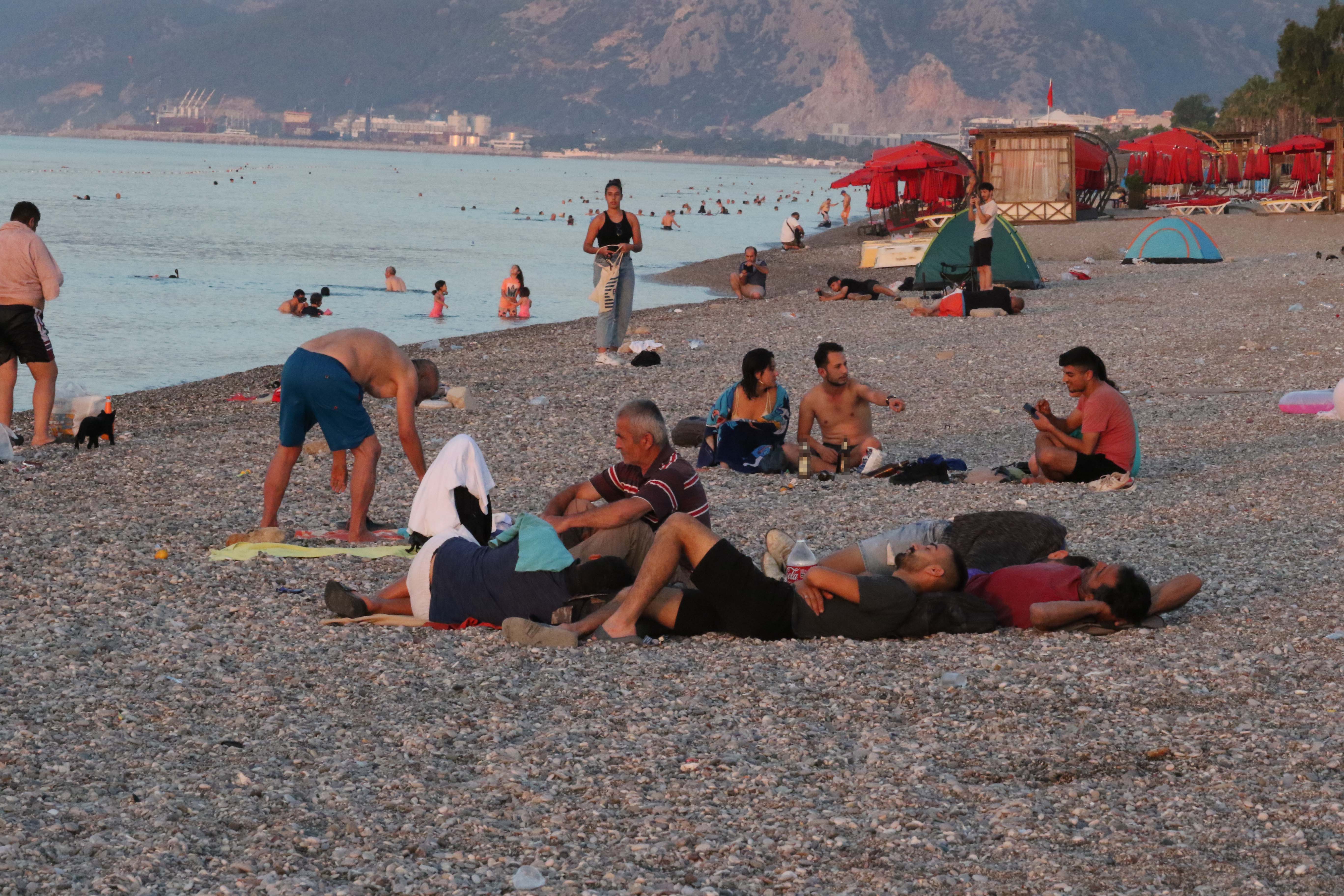 Antalya'da sıcaktan bunalanlar gece sahilde uyudu