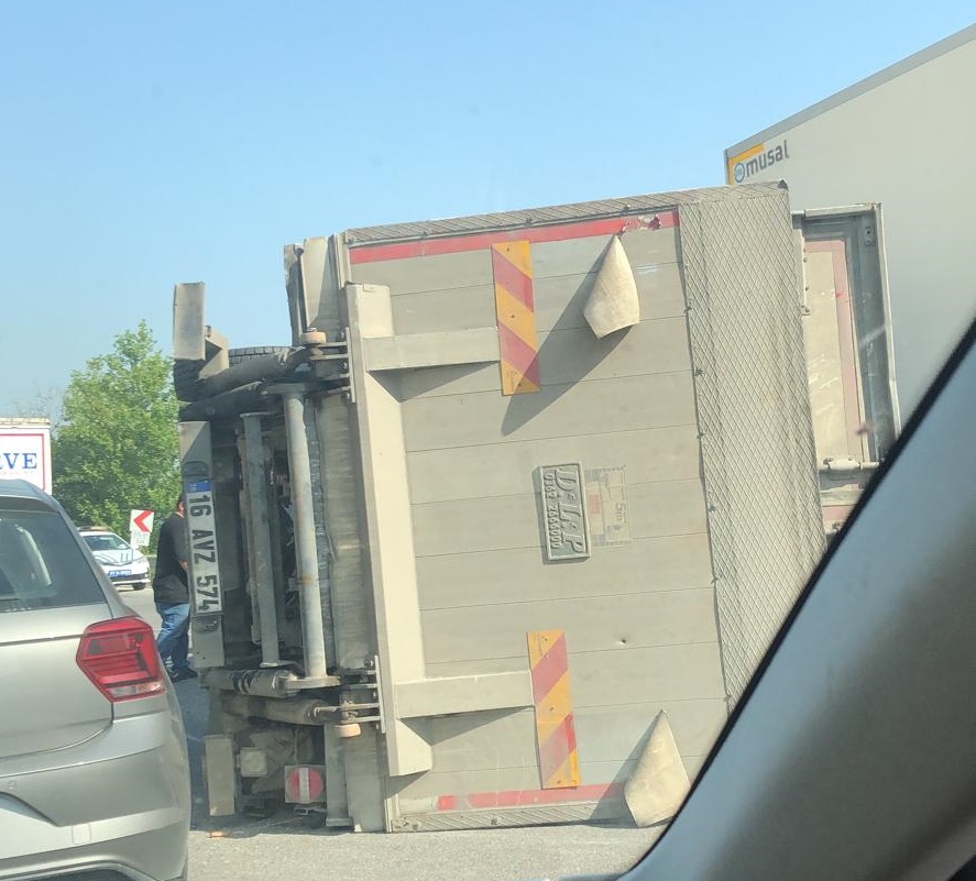 Devrilen kamyon yolu kapatınca, KPSS'ye girecekler yürüdü