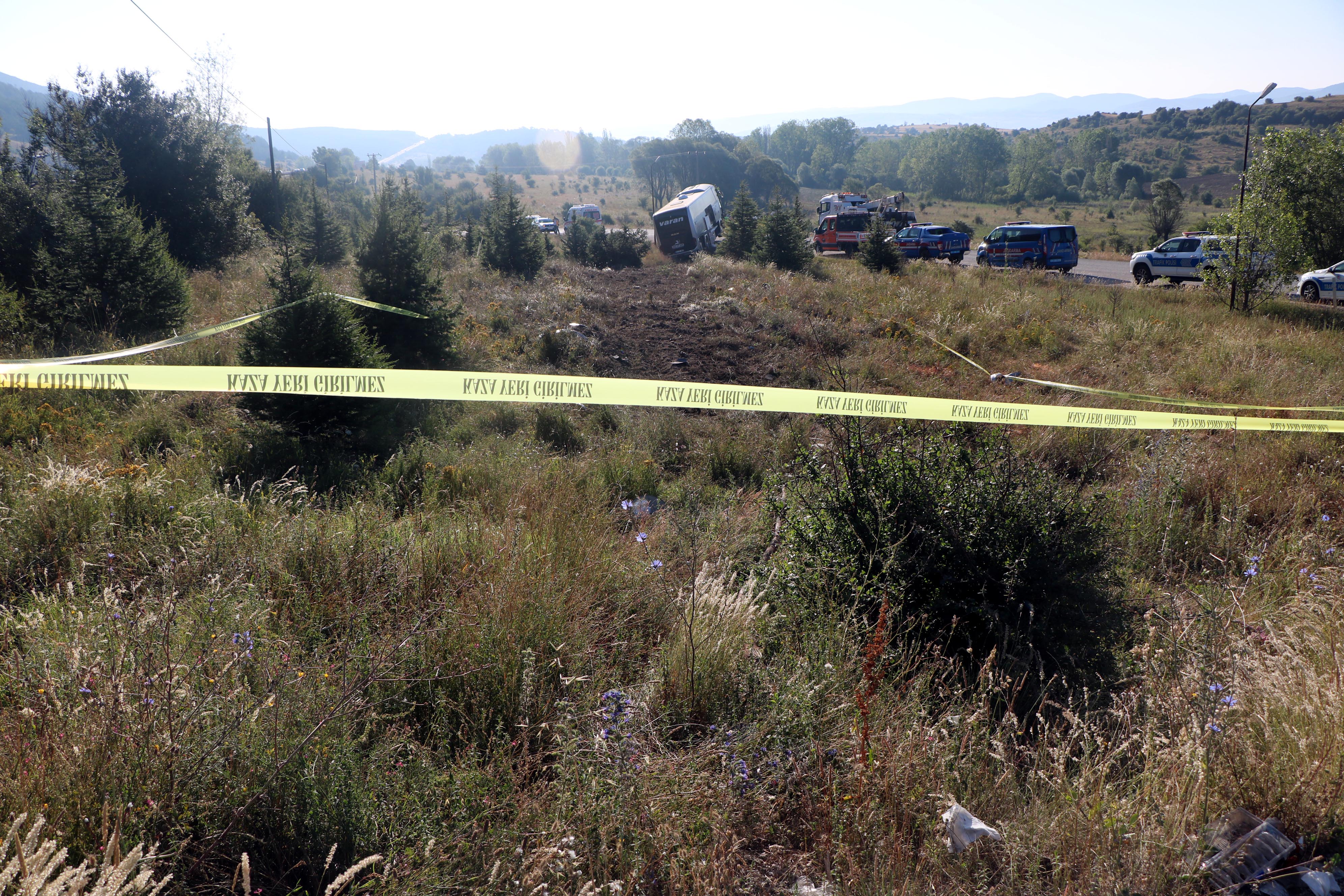 Bolu'da yolcu otobüsü yol kenarındaki araziye girdi: 14 yaralı