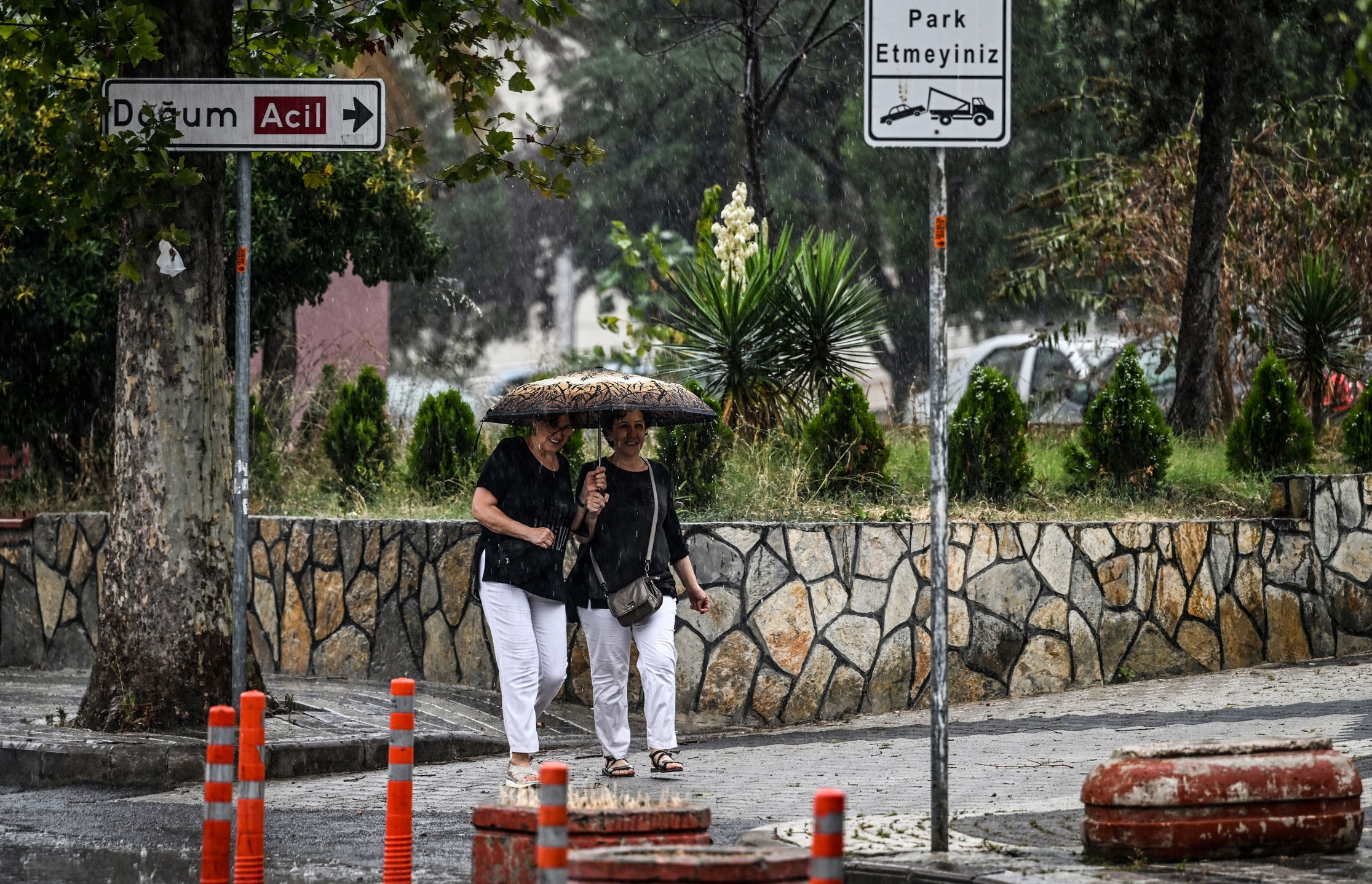 Dün sıcaklık rekoru kırılmıştı: Bugün İstanbul'da sağanak yağış etkili oldu