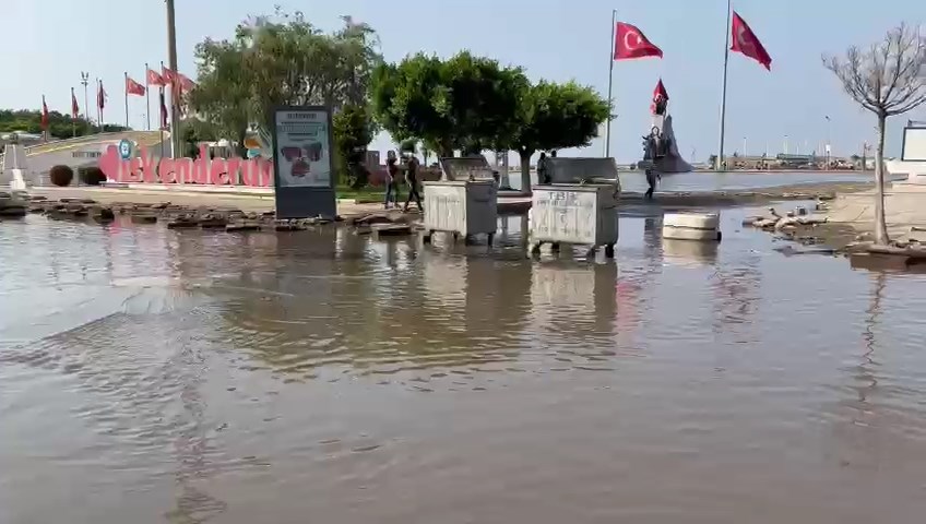 Hatay İskenderun'da sahil kesimi yine su altında kaldı