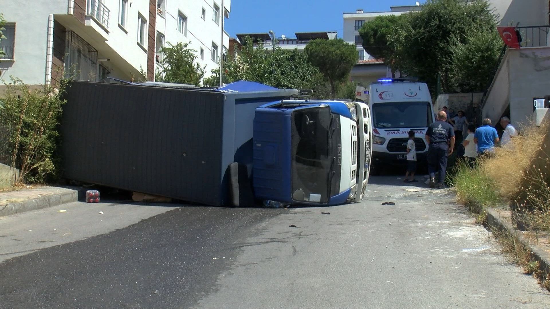 İstanbul Kartal'da yokuşu çıkamayan kamyonet duvara çarparak devrildi: İki yaralı