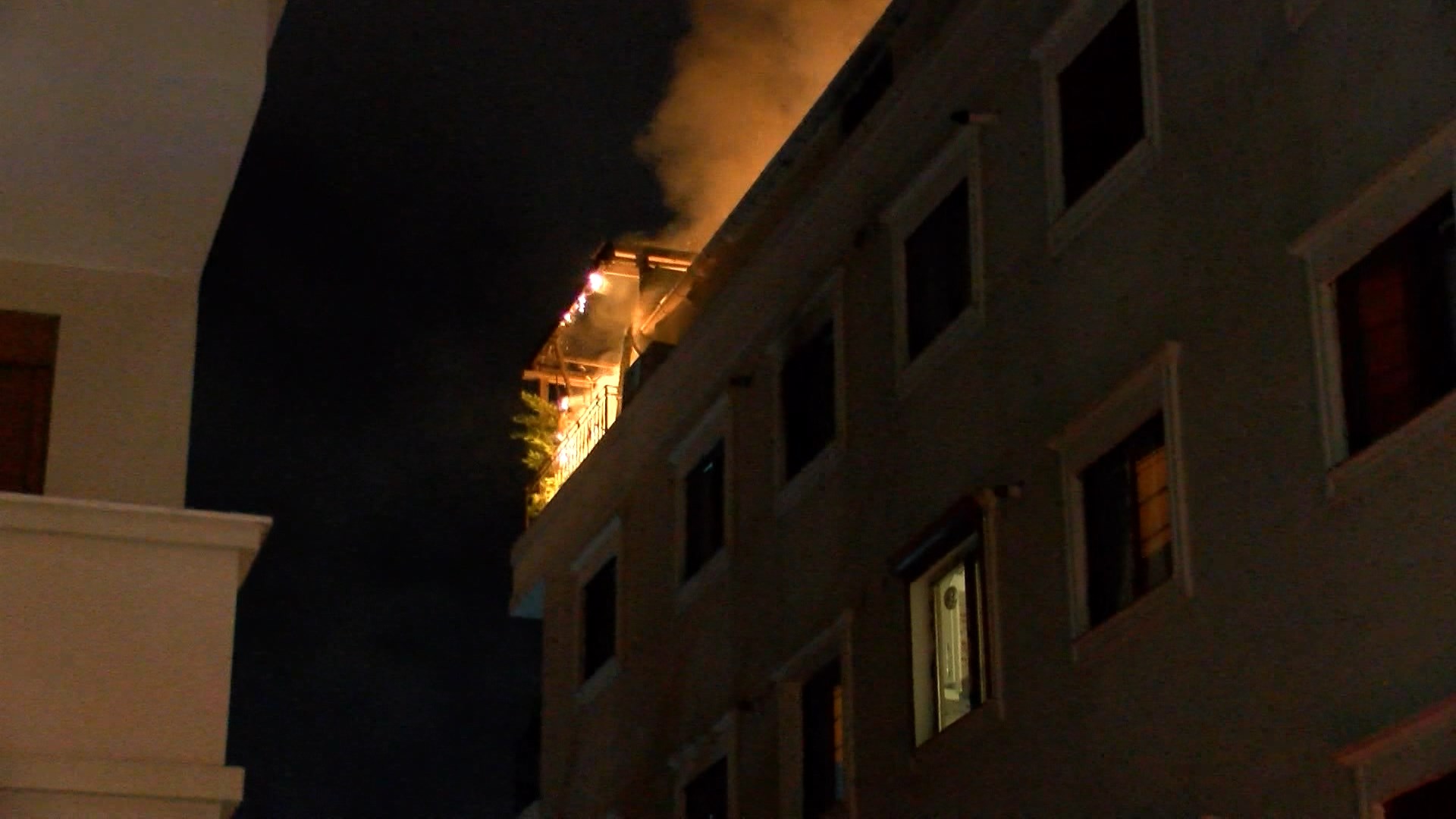 Kadıköy'de üç katlı binada yangın: Bir ölü