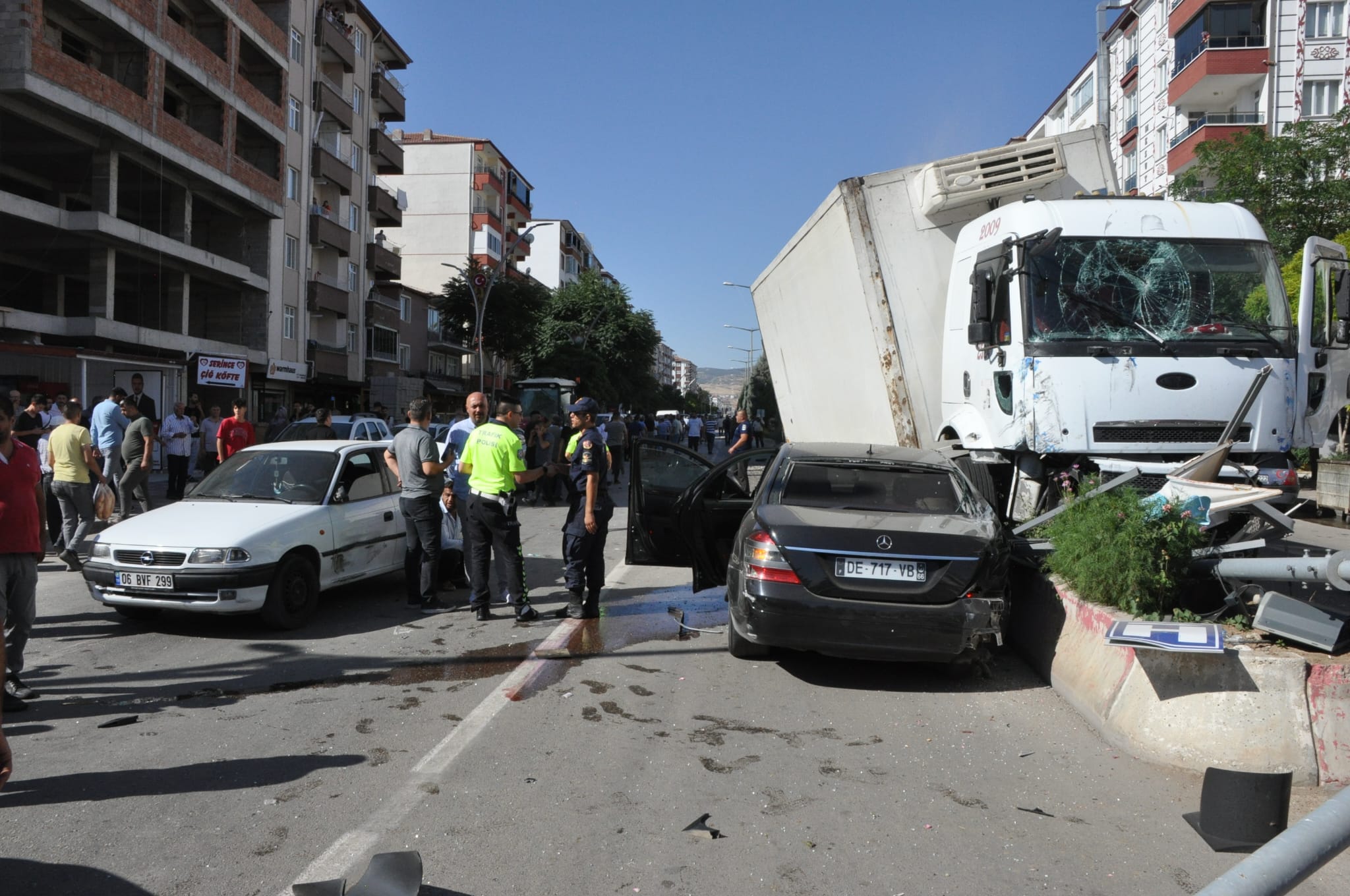 Yozgat'ta freni patlayan kamyon 8 araca çarptı: Üç yaralı