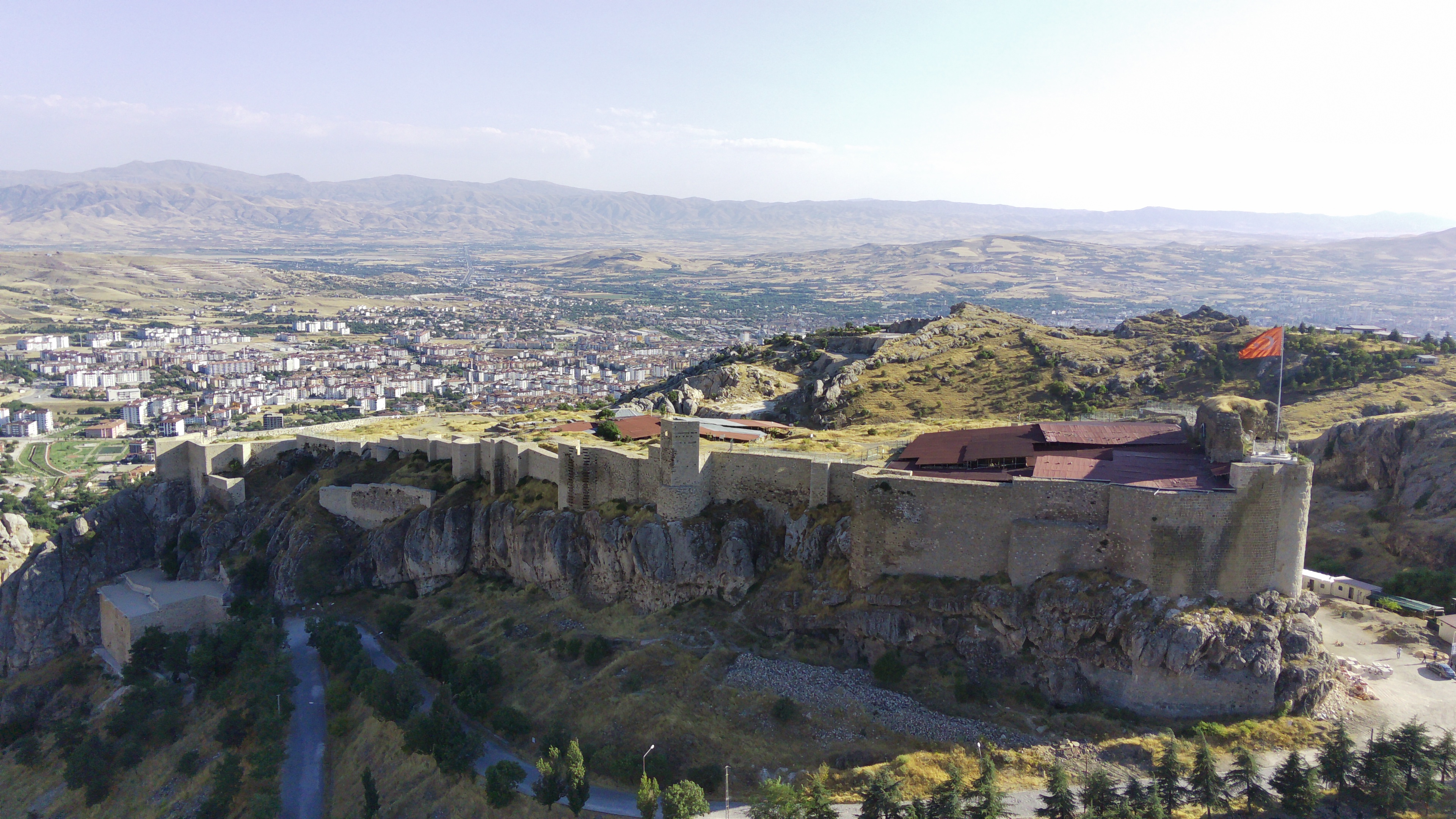 Harput Kalesi'nde yaklaşık 1000 yıllık olduğu düşünülen saray mutfağı bulundu