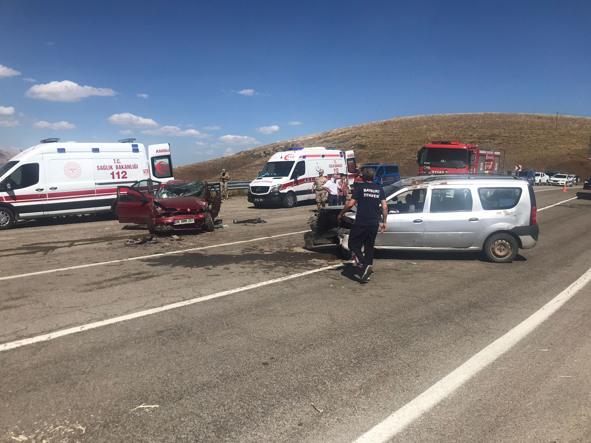 Bayburt'ta otomobil ile hafif ticari araç çarpıştı: 11 yaralı