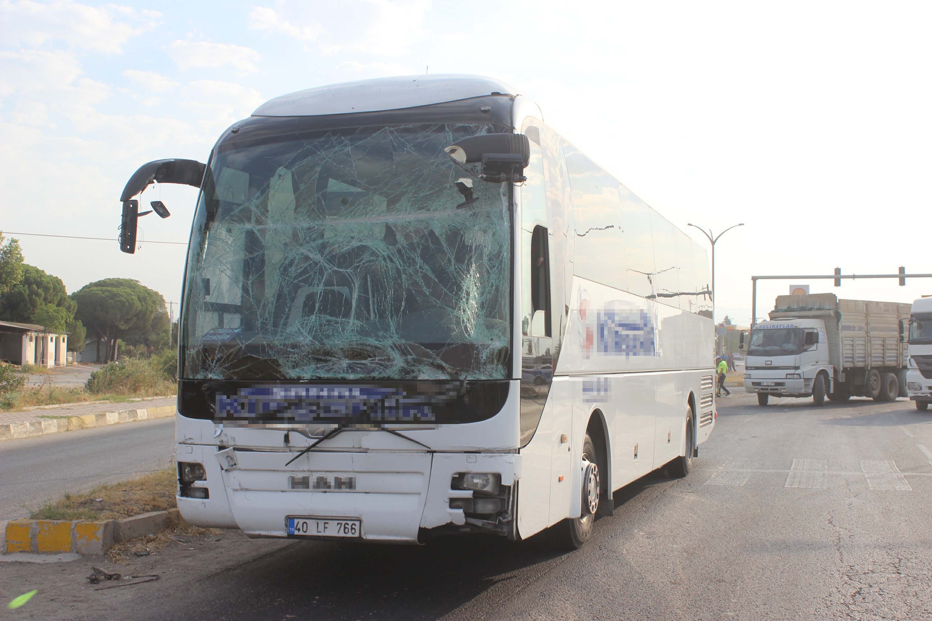 Yolcu otobüsüyle işçi servis midibüsü çarpıştı; 11 yaralı