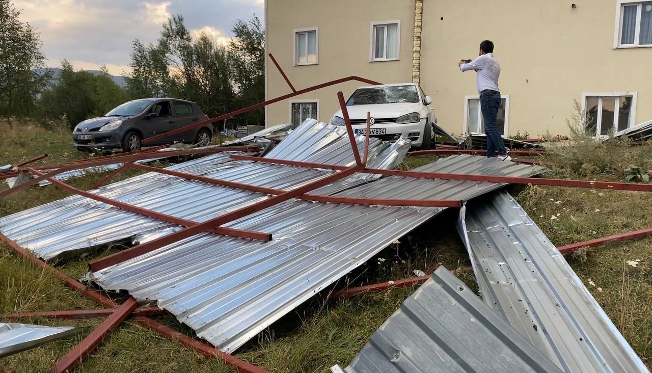 Ardahan'da fırtına: Çatılar uçtu, otomobiller hasar gördü