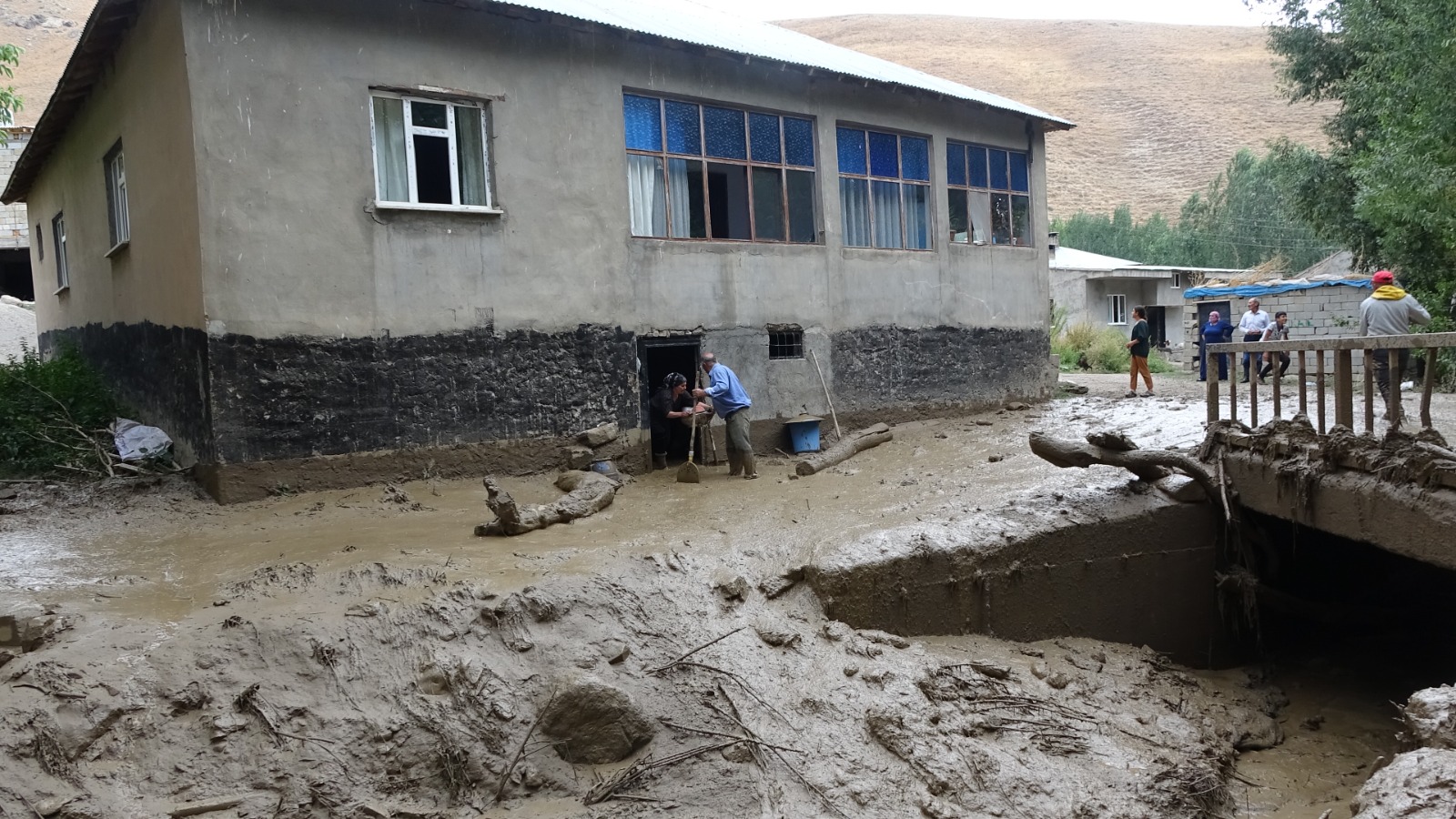 Yağış olmadan köyü su bastı: Evler su altında kaldı