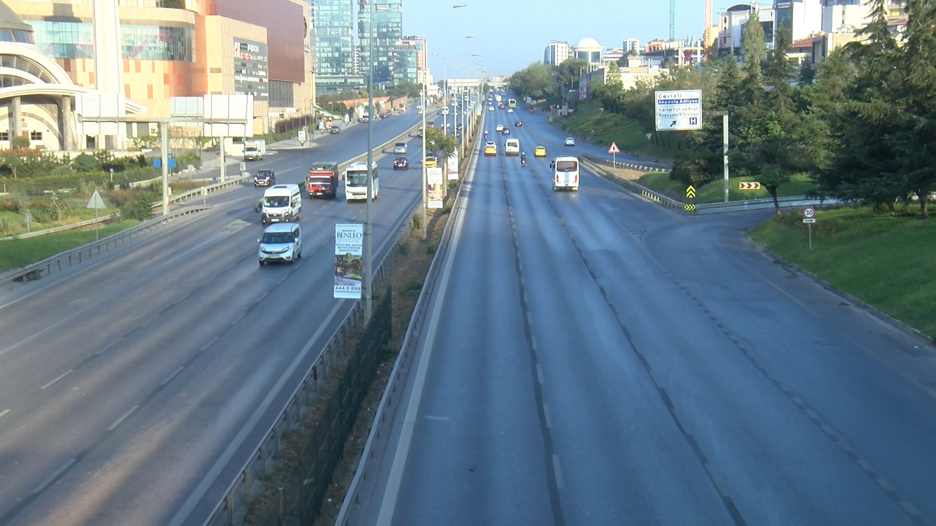 İstanbul'da sabah saatlerinde yollar boş kaldı