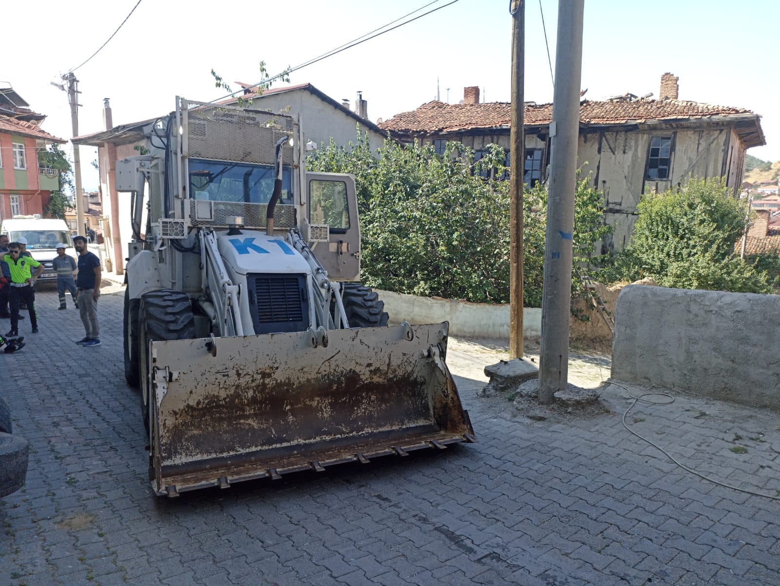 Evin bahçesinde el bombası kazısı