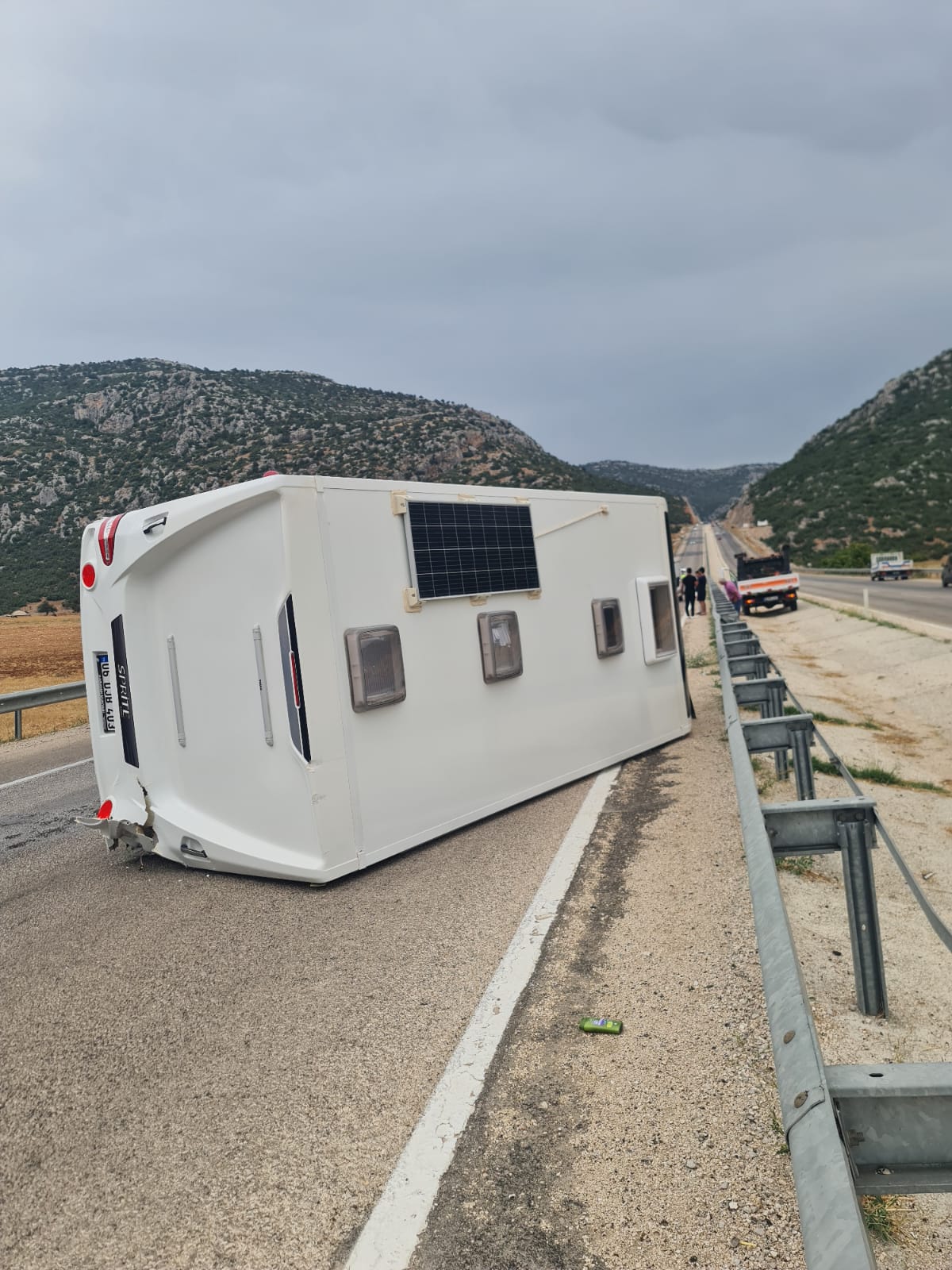 Sanatçı Sümer Ezgü ve ailesi Antalya'da kaza yaptı