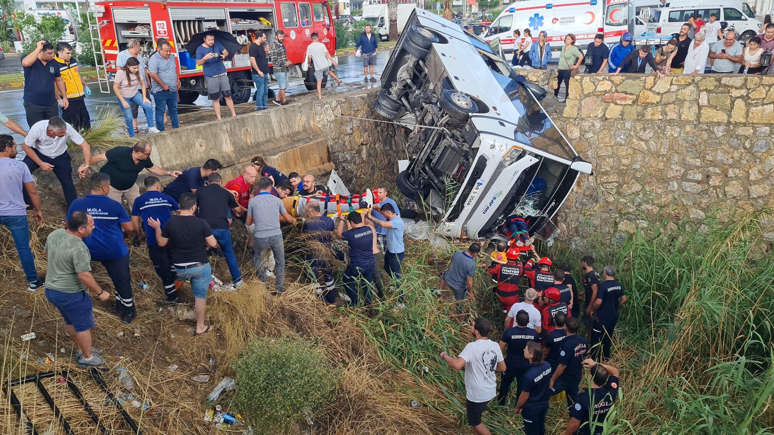 Bodrum'da midibüs dere yatağına uçtu: 23 işçi yaralı