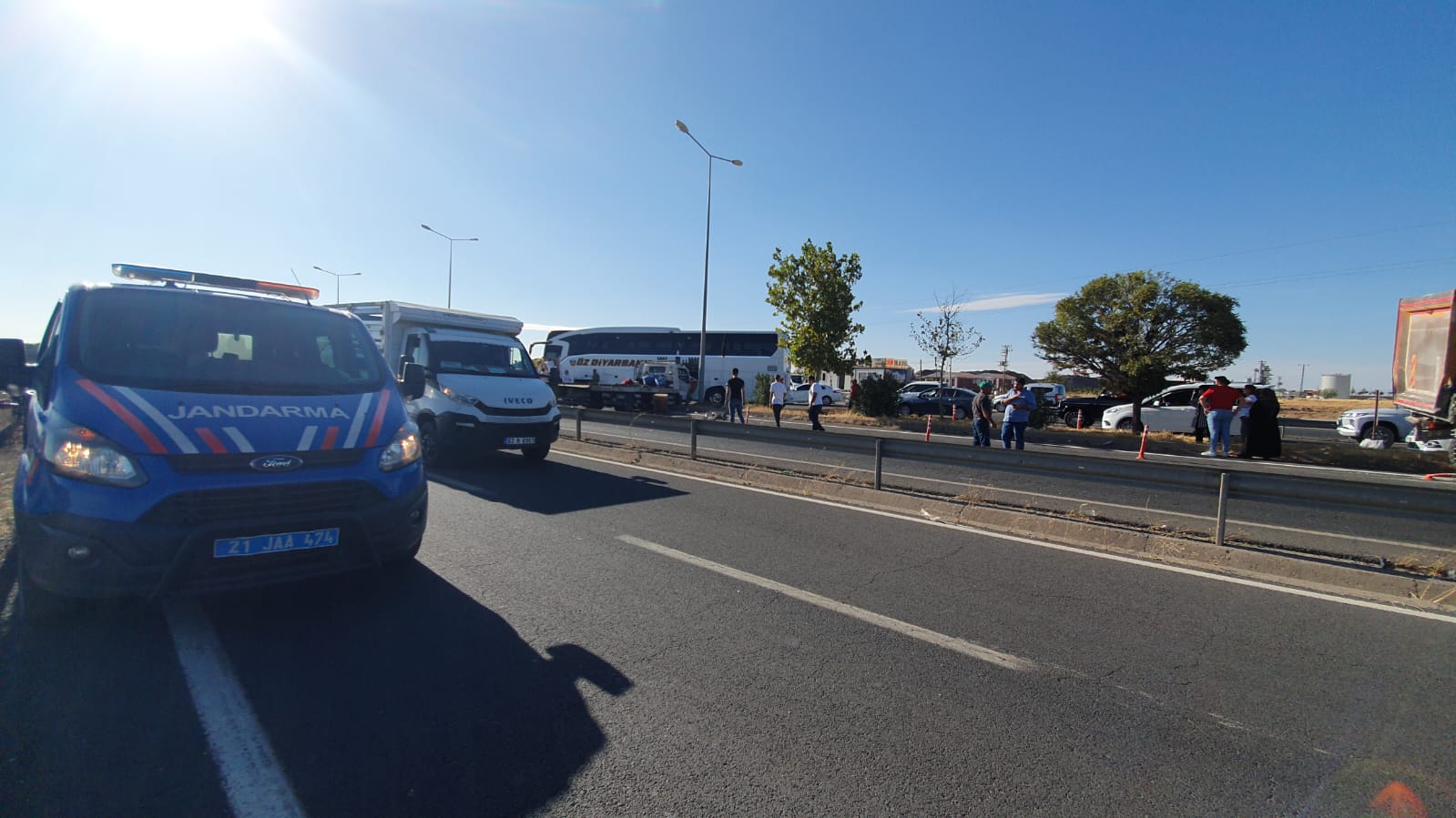 Diyarbakır'da kamyon, çekici ve yolcu otobüsünün karıştığı kaza: 6 yaralı