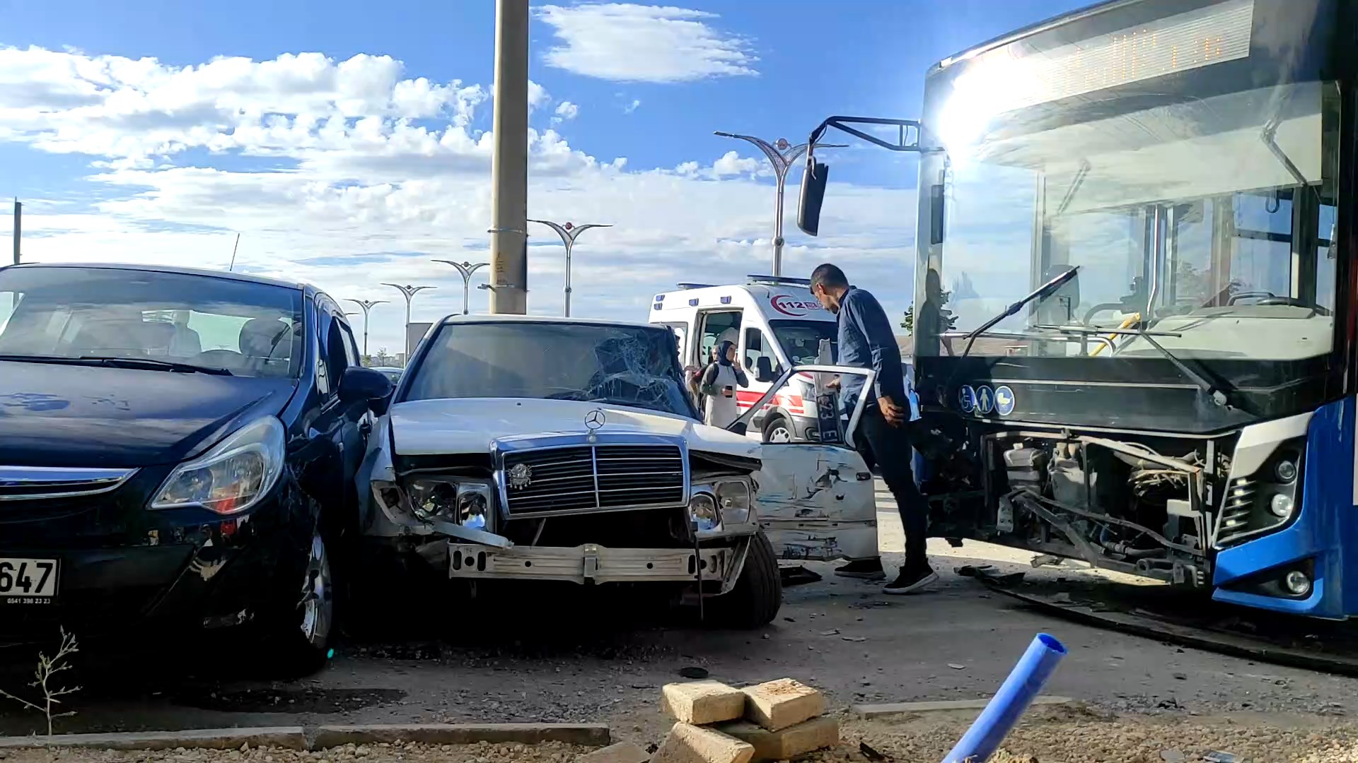 Elazığ’da şehir içi yolcu otobüsü iki otomobile çarptı: 5 yaralı