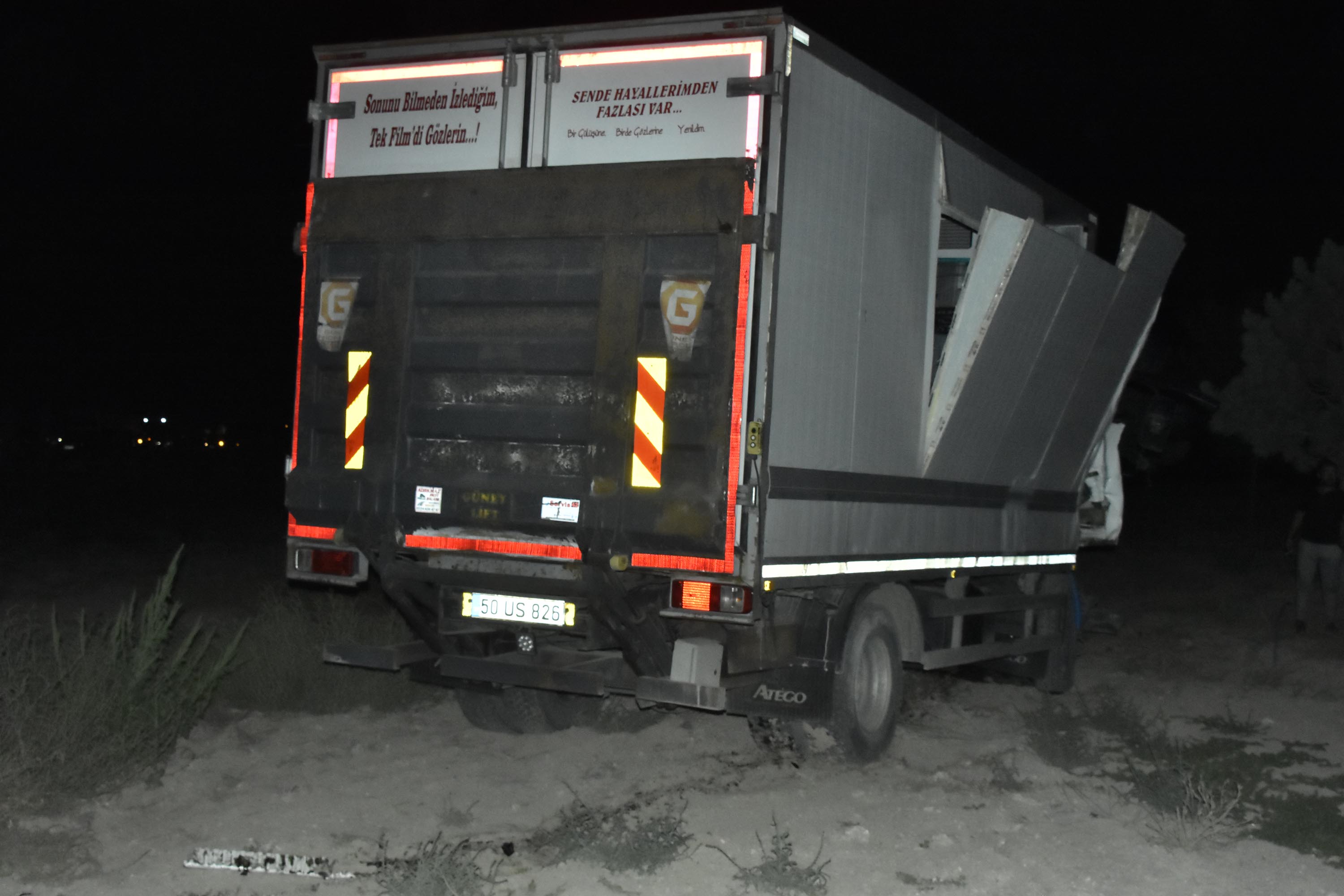 Kamyon, yolcu indiren kamyonete çarptı: İki ölü, 7 yaralı