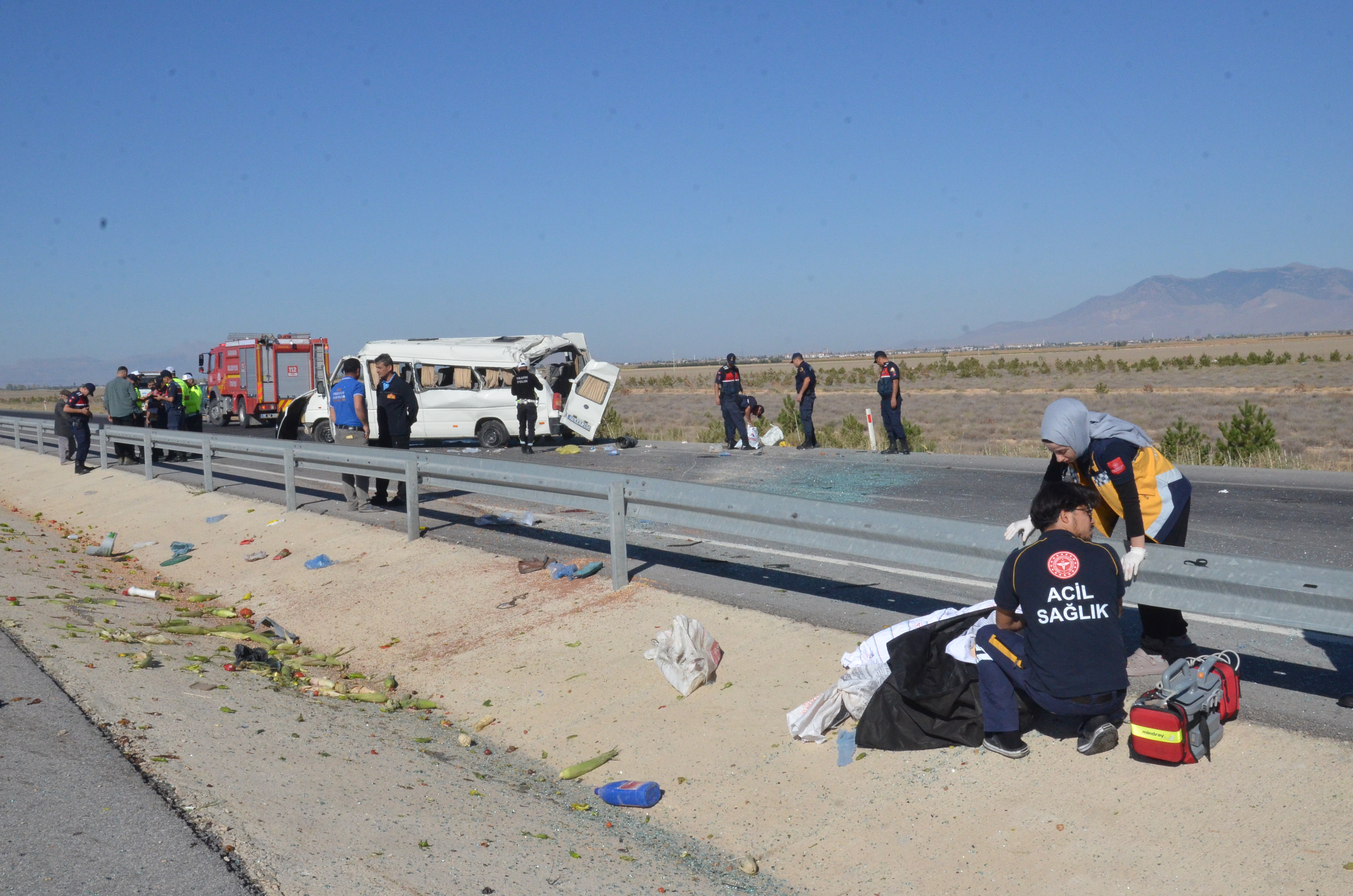 Karaman'da minibüs devrildi: Bir ölü, 10 yaralı