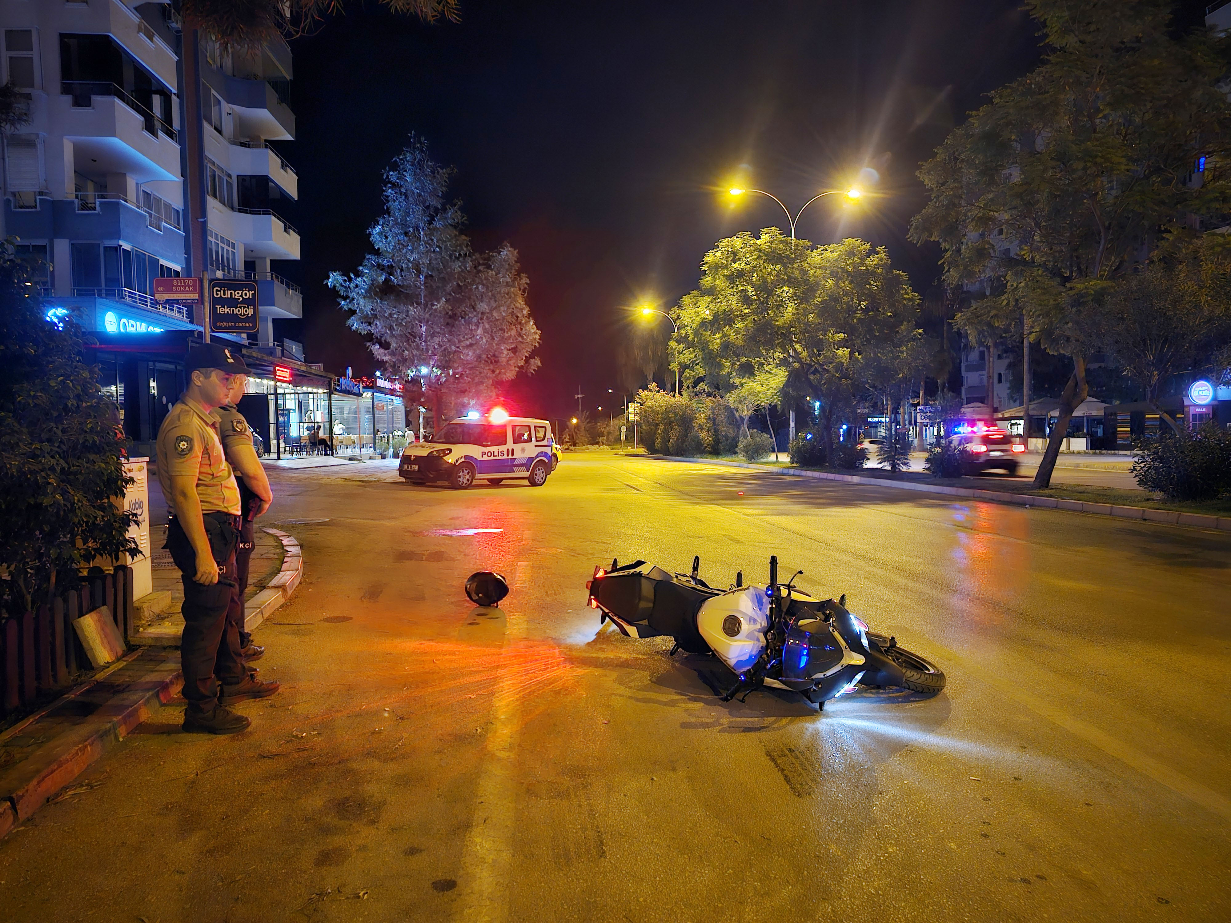 Bekçileri görünce Kalaşnikof'u ve çalıntı motosikleti bırakıp kaçmaya başladılar