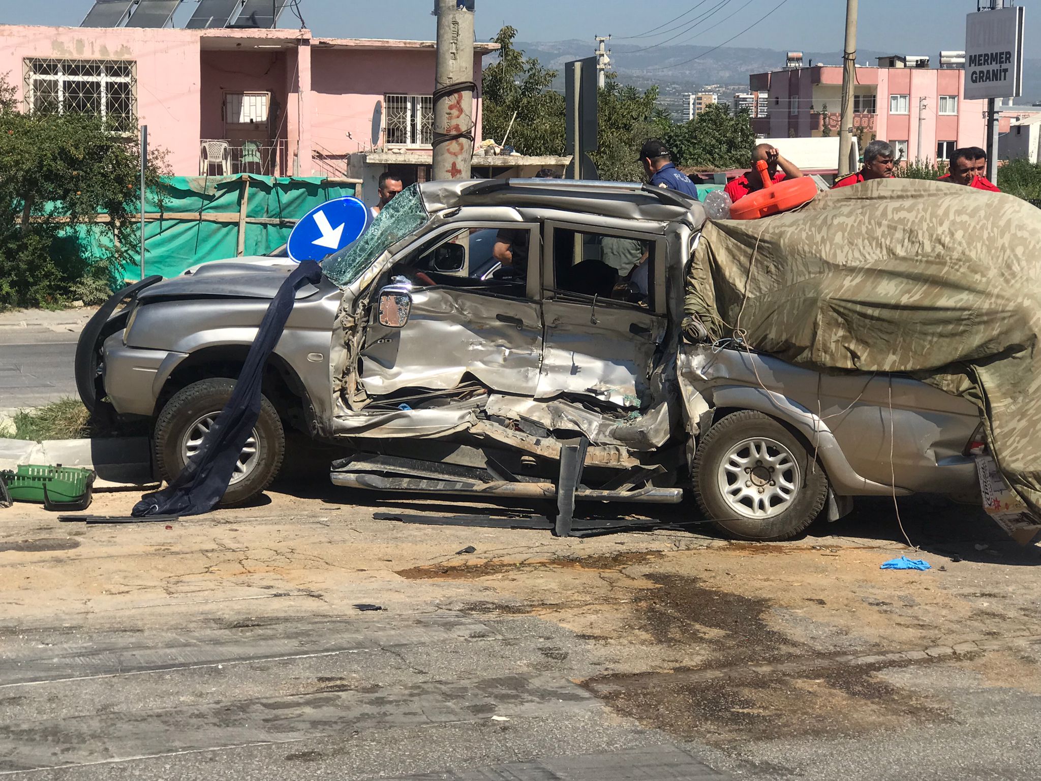 Çöp kamyonu ve kamyonet kaza yaptı: 4 ölü, 4 yaralı