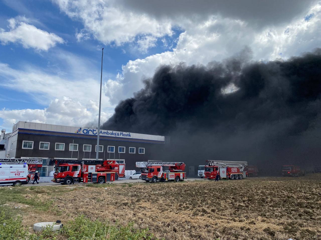 Silivri’de fabrika yangını: Çok sayıda itfaiye ekibi sevk edildi