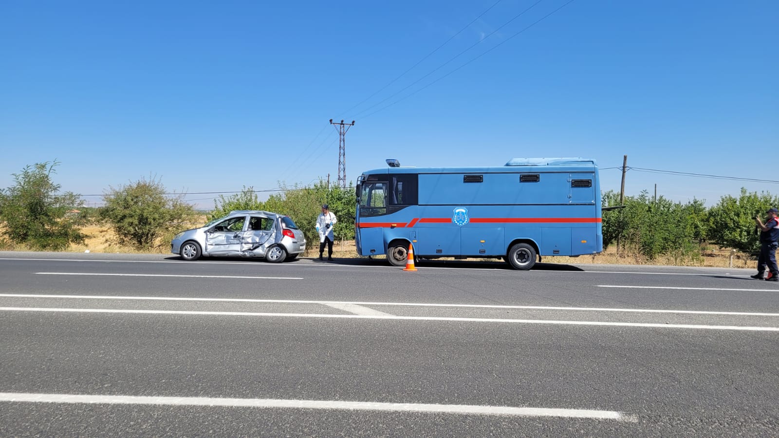 Cezaevi nakil aracıyla çarpışan otomobilin sürücüsü öldü: 4 yaralı