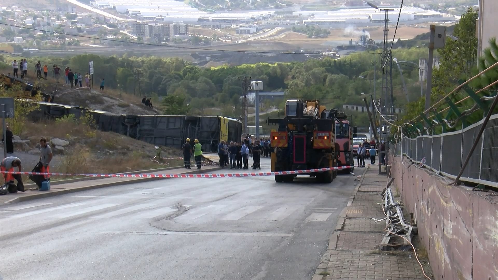 Başakşehir'de İETT otobüsü devrildi: 5 yaralı