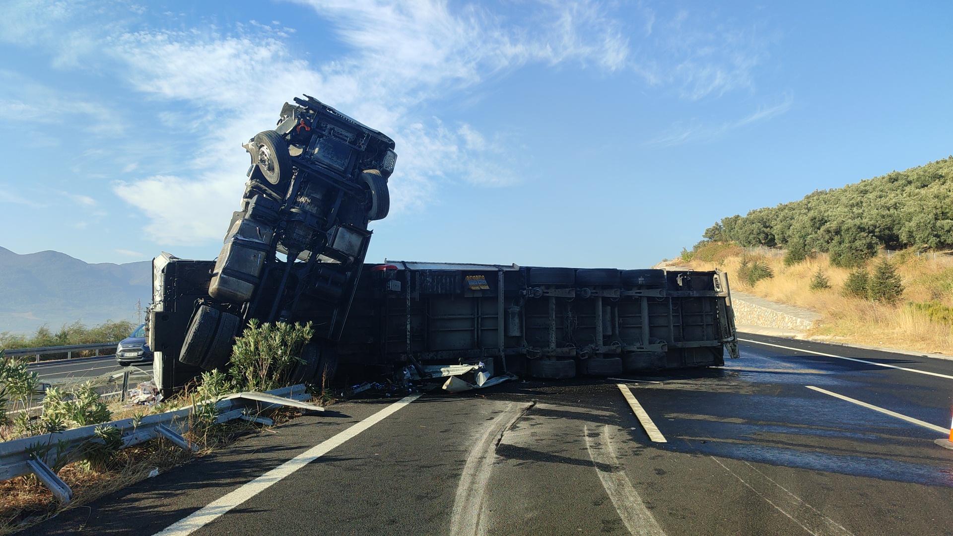 Devrilen TIR'daki 25 ton enerji içeceği yola saçıldı