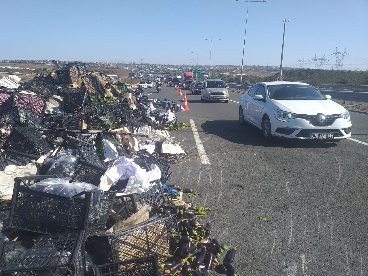 Pendik'te sebze yüklü tır dorsesi devrildi