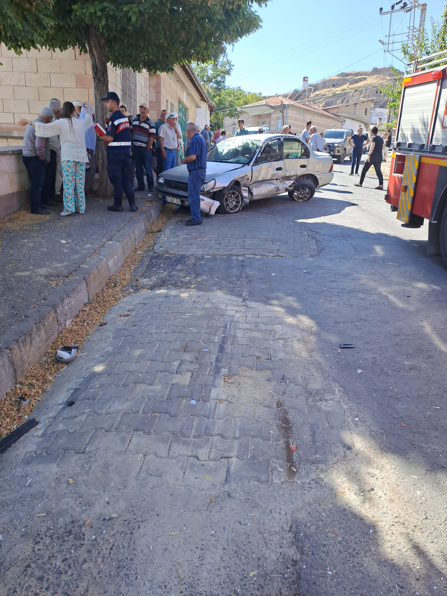 Minibüs, park halindeki 6 araç ve yayalara çarptı: Bir ölü