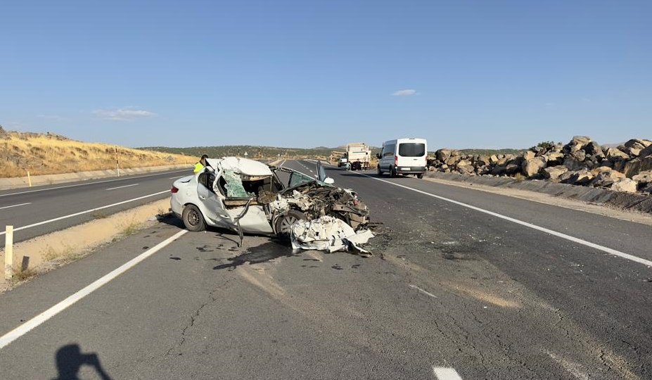 Elazığ’da otomobil kamyonete arkadan çarptı: İki ölü