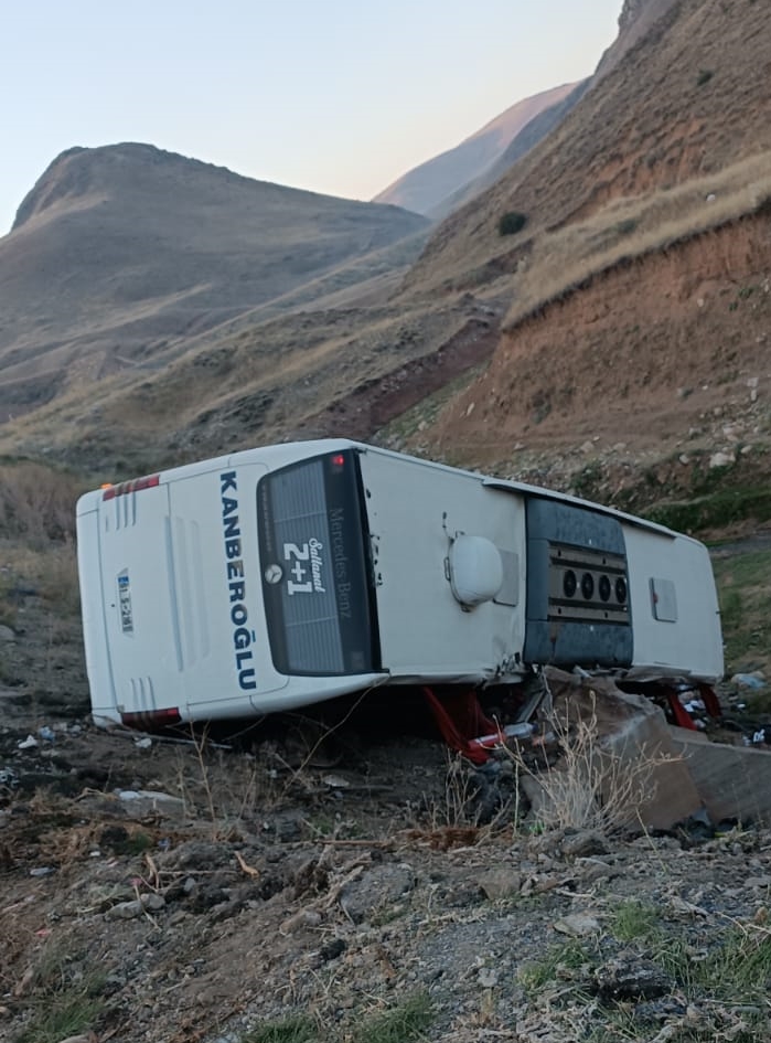 Erzurum'da yolcu otobüsü şarampole devrildi: Üç ölü, 22 yaralı