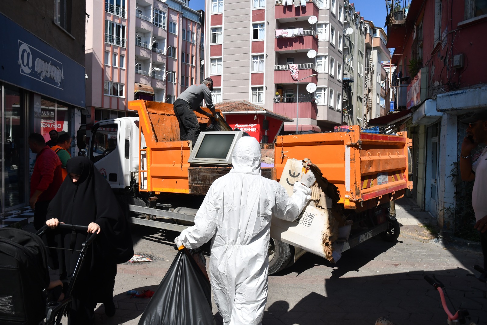 Gören dönüp bir daha baktı: Evden iki kamyon çöp çıkarıldı