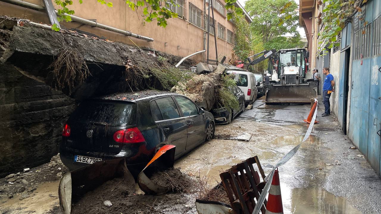 İstanbul'da istinat duvarı araçların üzerine çöktü