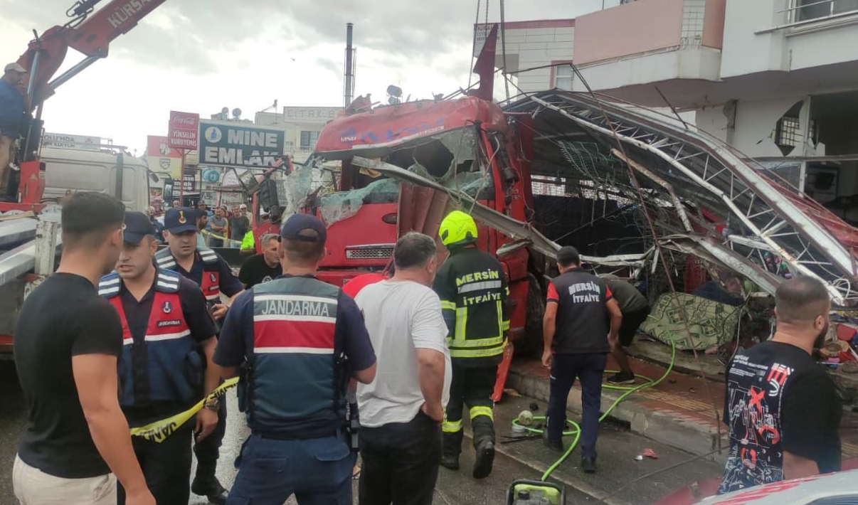 Mersin'de tır yol kenarındaki mağazaya girdi: 7 yaralı