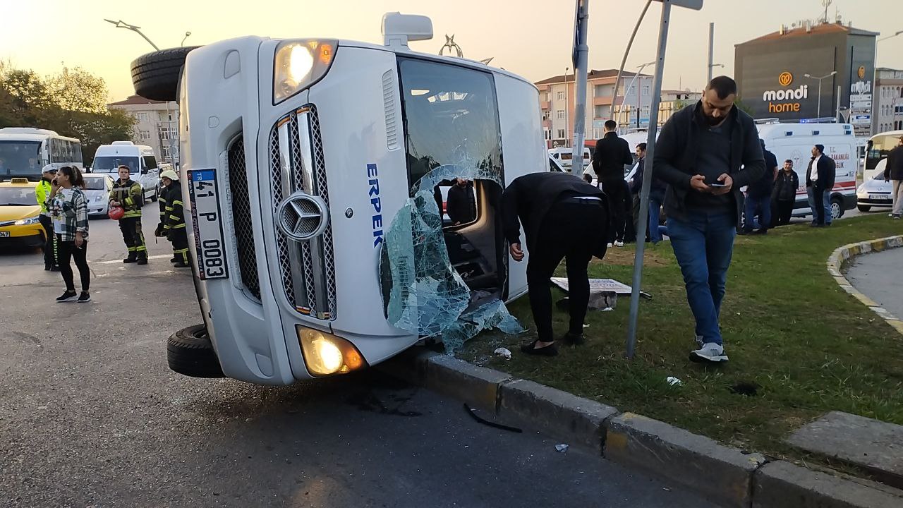 Kocaeli'de işçi servisi ile halk otobüsü çarpıştı: 11 yaralı