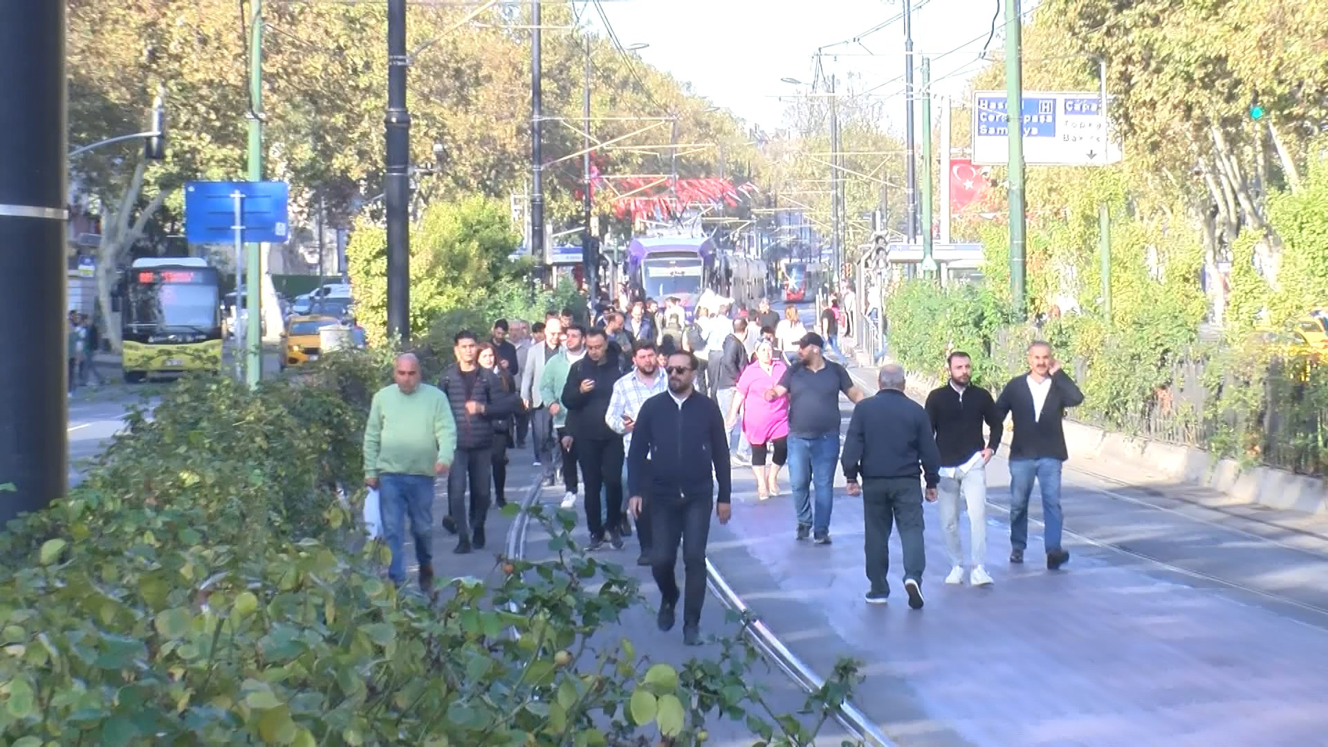 Tramvay raydan çıktı: Yolcular yürümek zorunda kaldı