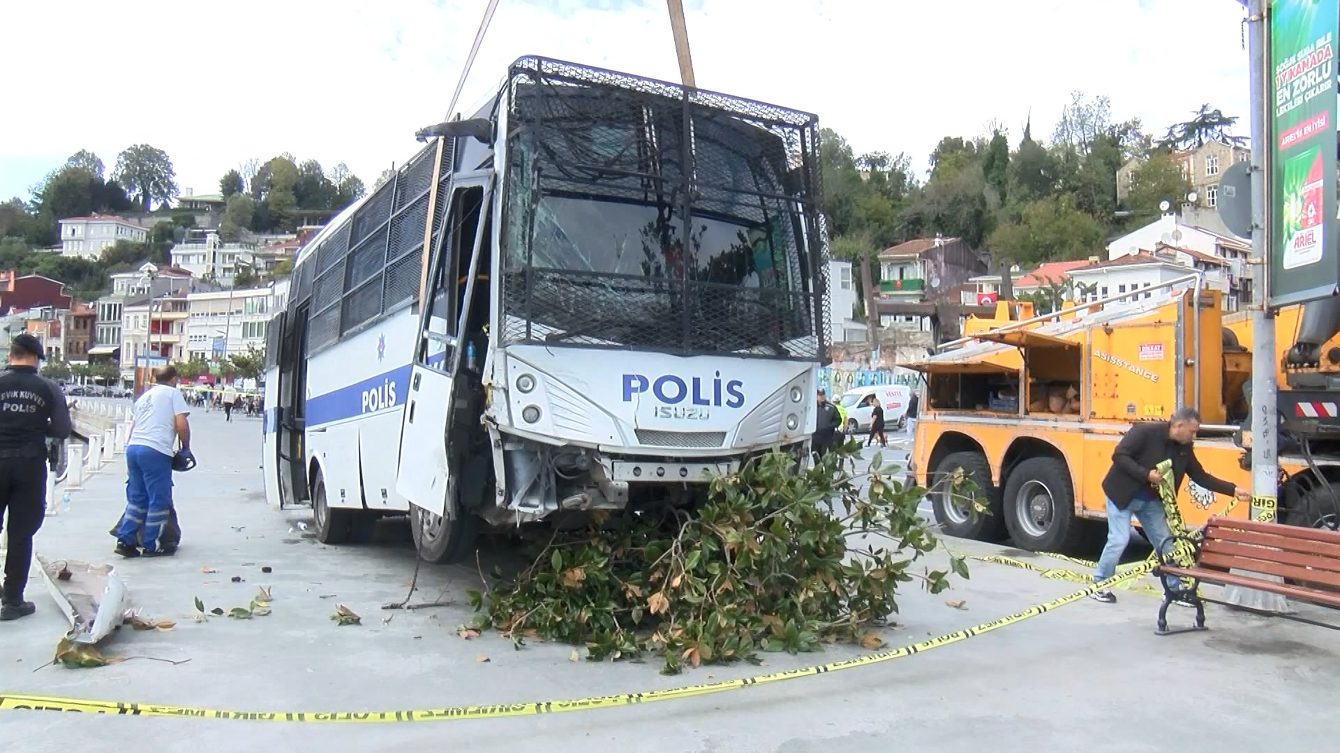 Polis aracı denize düşmekten son anda kurtuldu