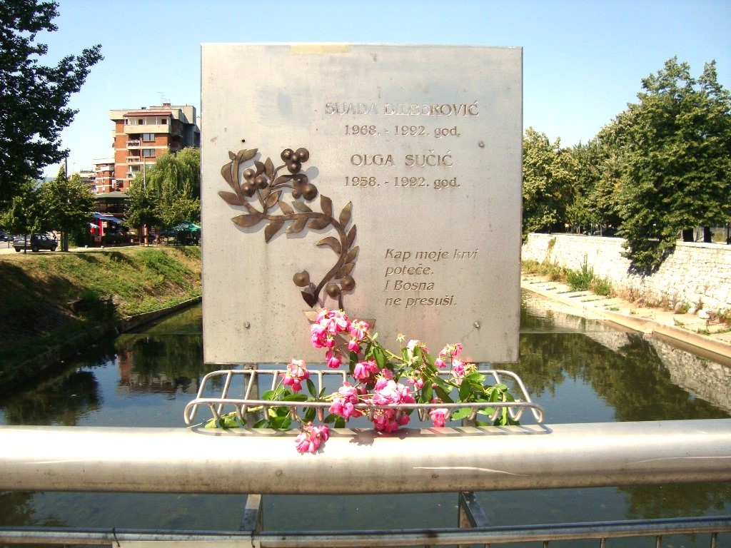 Onlayn tomosha qiling: Qoshnimni sikishga yordam berdim