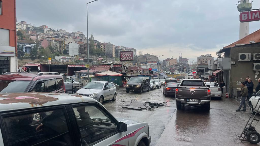 Trabzon'da su borusu patladı: Yollar göle döndü