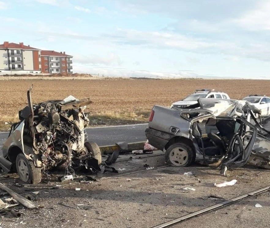 Tramvay yolundaki direğe çarpan otomobil ikiye bölündü: 1 ölü 3 yaralı