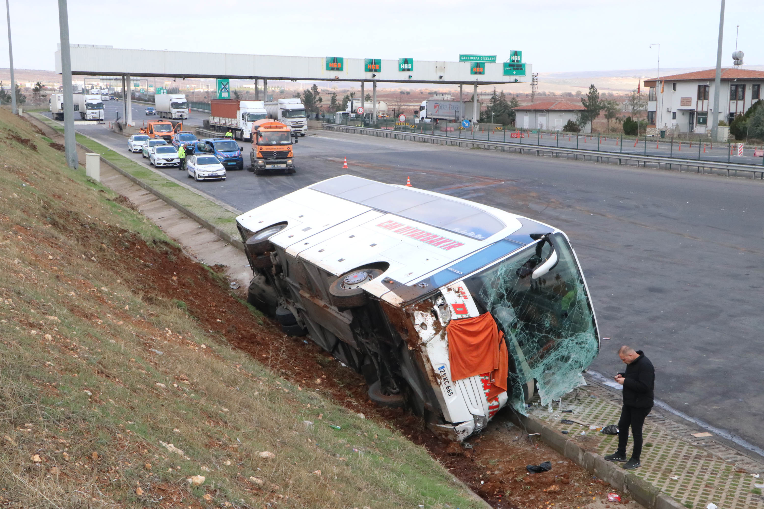 Şanlıurfa'da TIR yolcu otobüsüne çarptı: 10 yaralı