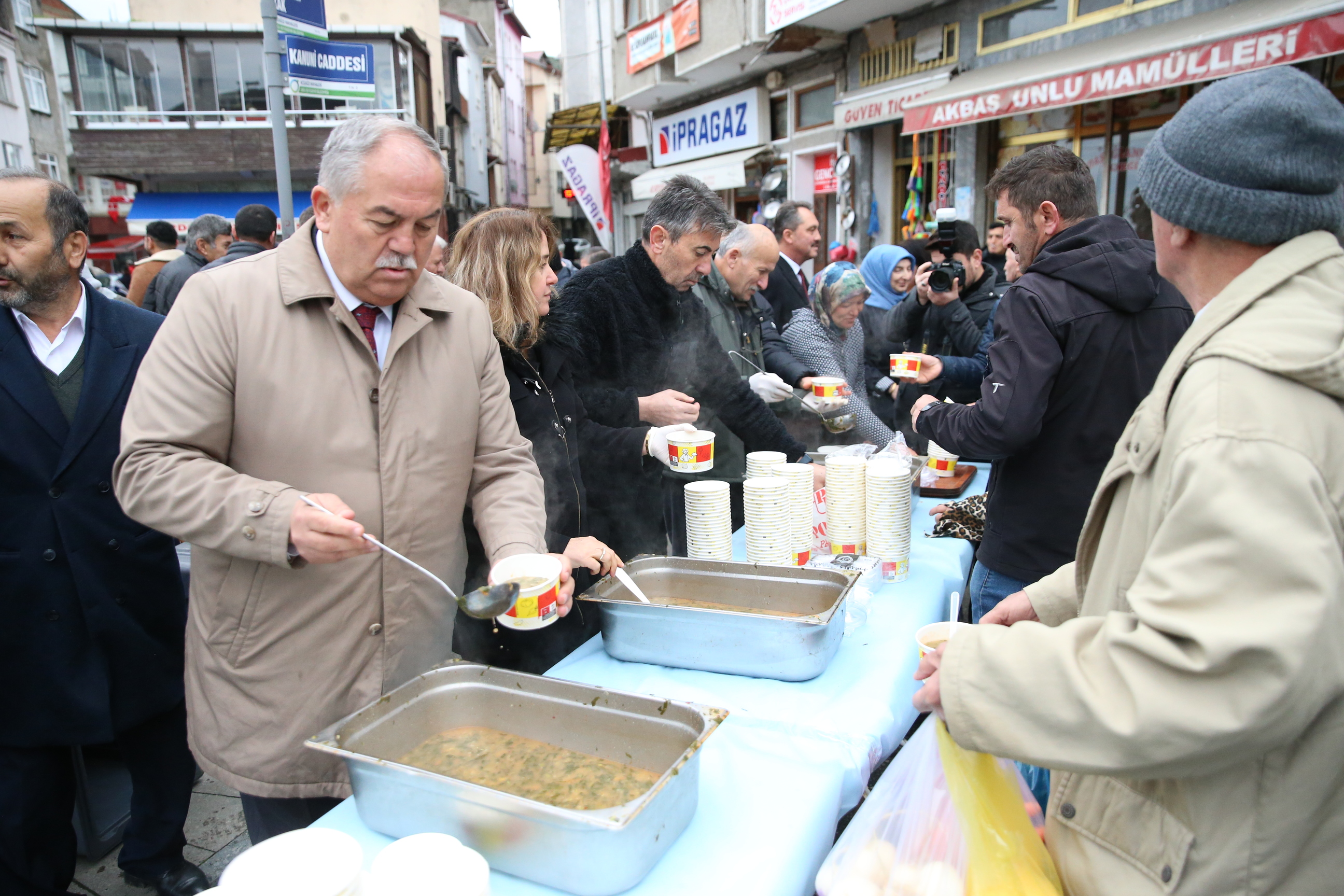 Dünyanın en kötü 100 yemeği sıralamasına girmişti: 4 bin kişiye karalahana çorbası ikram edildi