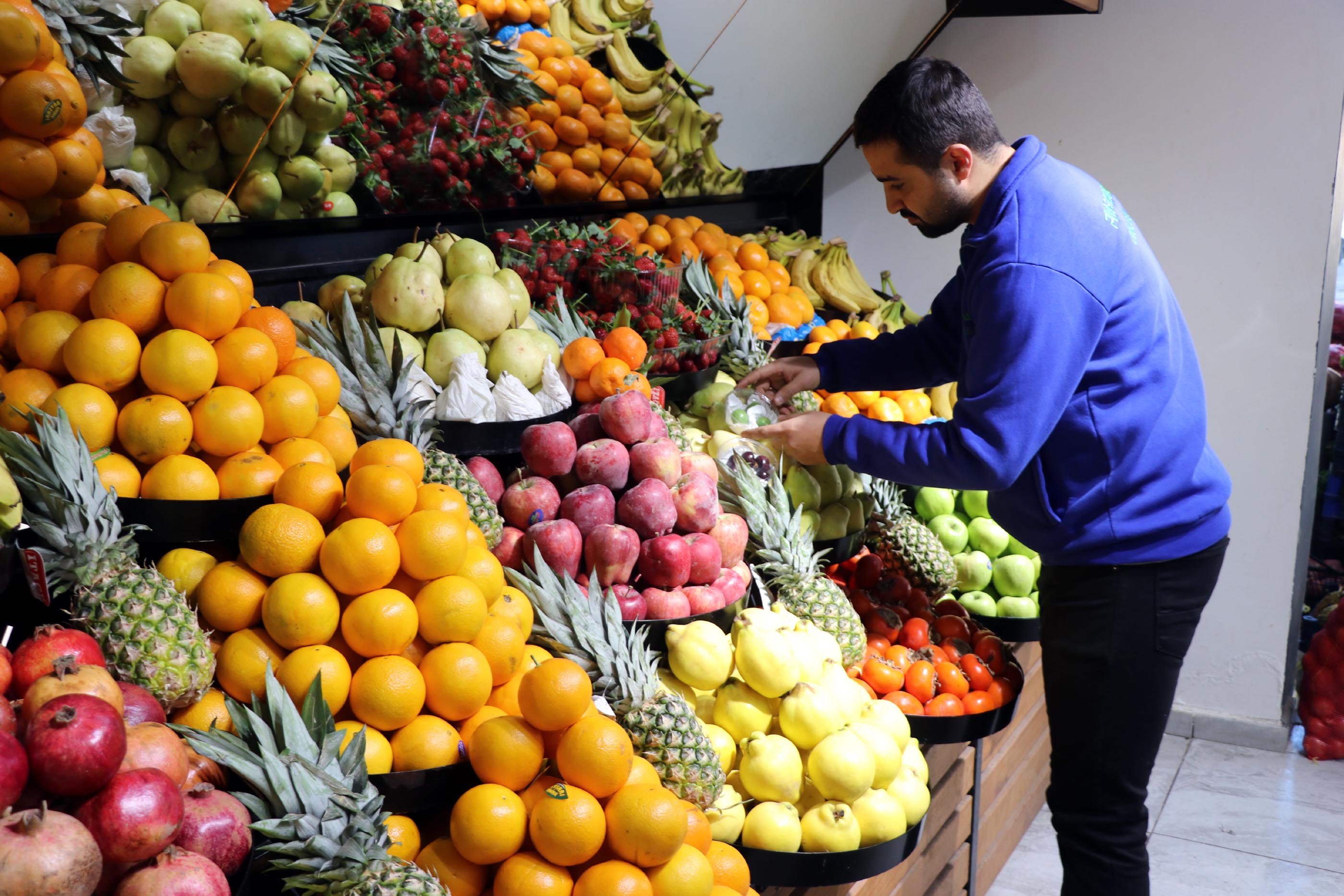 Kilosu 3 bin tanesi 53 lira: Yaz meyvesi kışın el yakıyor