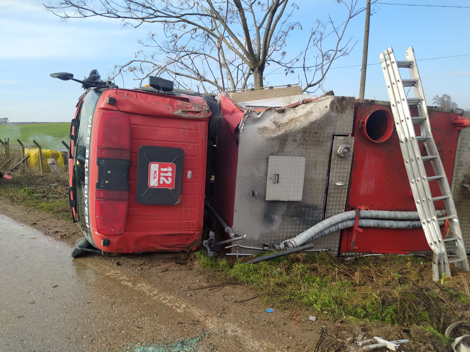 İtfaiye aracı kaza ihbarına giderken devrildi: 3 itfaiye eri yaralandı