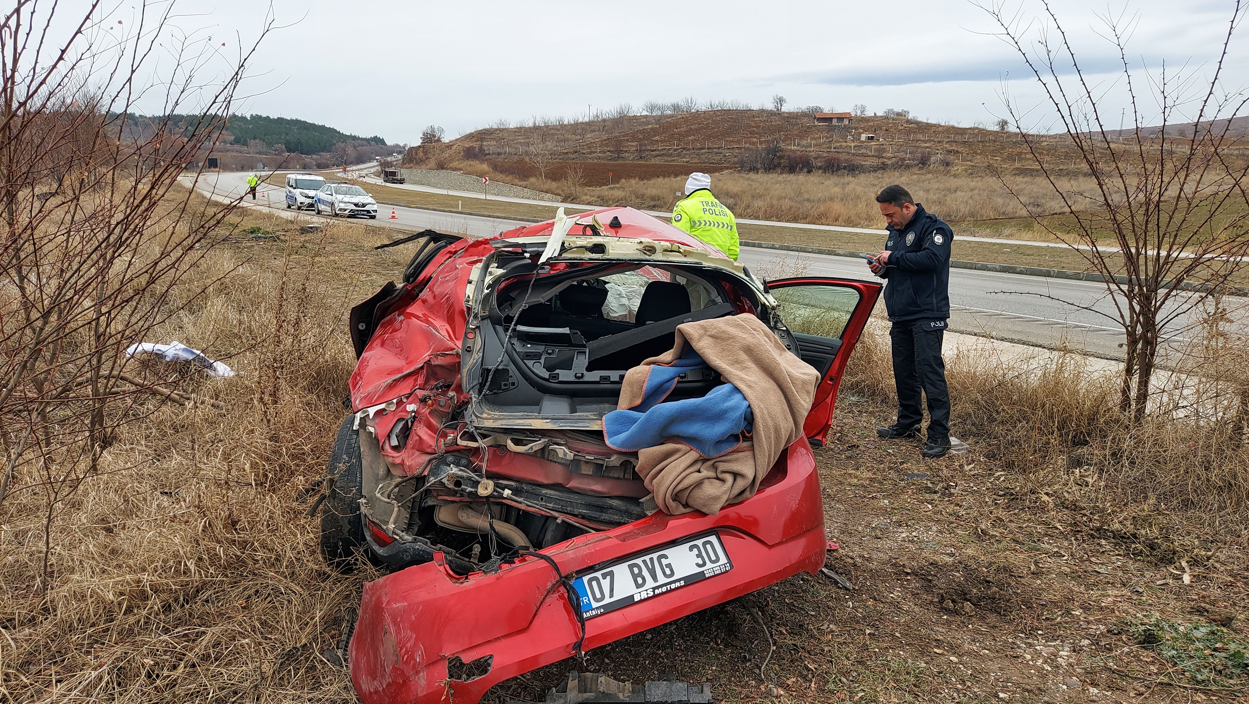 Amasya'da otomobil şarampole devrildi: 2 yaralı