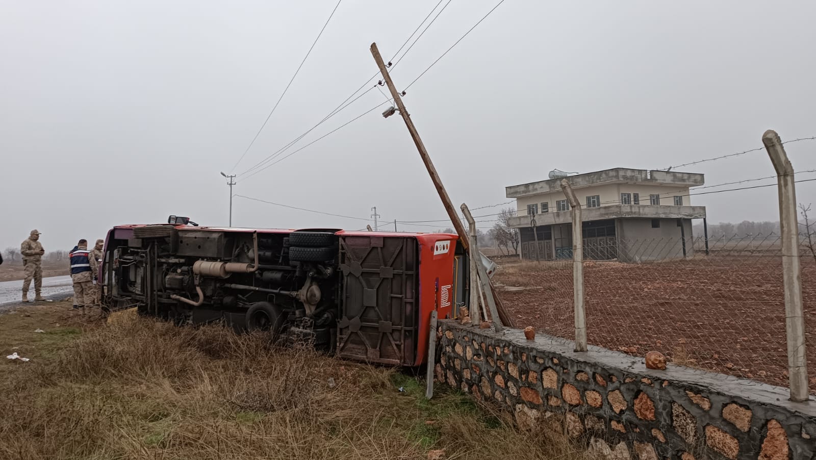 Halk otobüsü şarampole devrildi: 3 yolcu yaralı