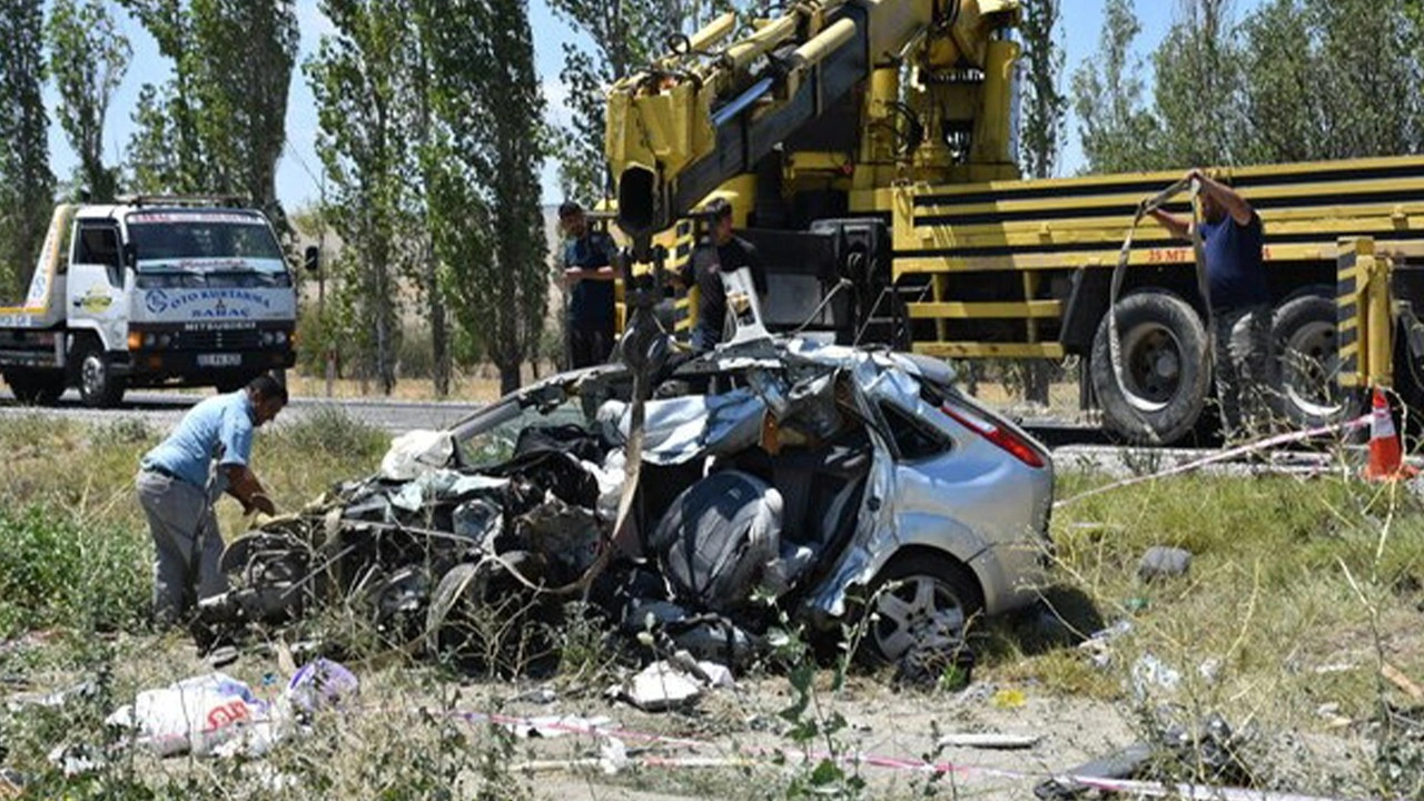 Tır otomobille çarpıştı: Çift ve 4 yaşındaki kızları öldü